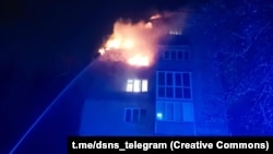 Ultimele etaje ale unei clădiri cu cinci etaje din regiunea ucraineană Cernihiv ard după un atac rusesc.
