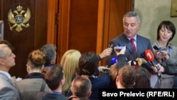 Predstavnici crnogorskih medija uzimaju izjavu od Mila Đukanovića, fotoarhiv