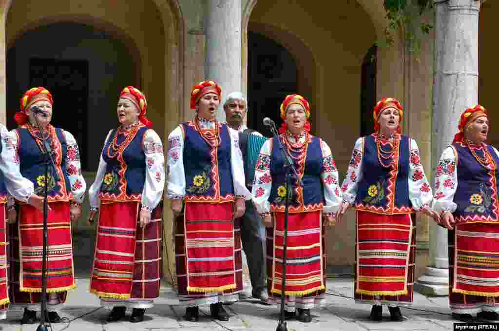Украинский самодеятельный народный ансамбль «Візерунки» дворца культуры «Севастопольский» что в поселке Сахарная Головка