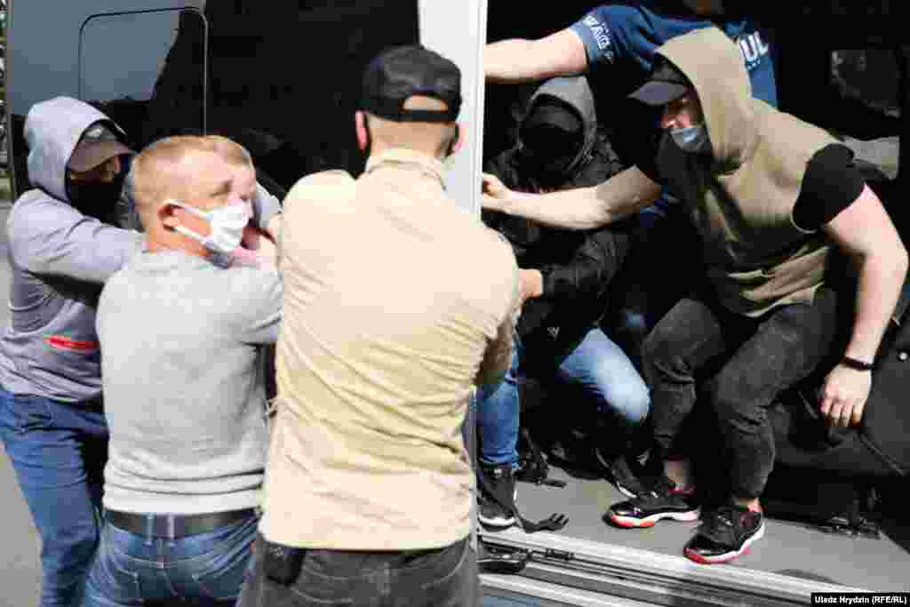 Supporters of Sevyarynets try to prevent the opposition politician from being taken by unknown men. 