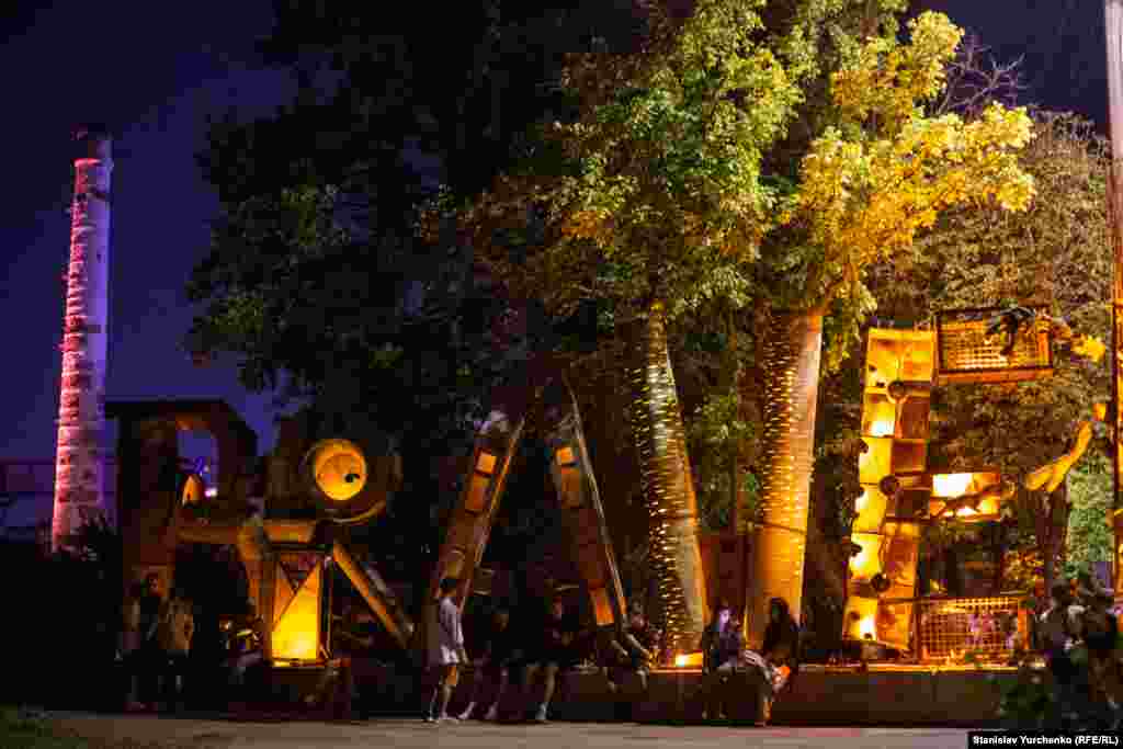 35 євро денний квиток – це дорого чи ні? Наприклад, дешевий квиток на Burning Man-2019 (культовий фестиваль сучасного мистецтва та електронної музики, що проходить у пустелі в Неваді, США) обійдеться у 450 доларів. А найдешевший одноденний квиток на Tomorrowland (відомий фестиваль електронної музики в Європі, що збирає до 180 тисяч відвідувачів) – 105 євро.