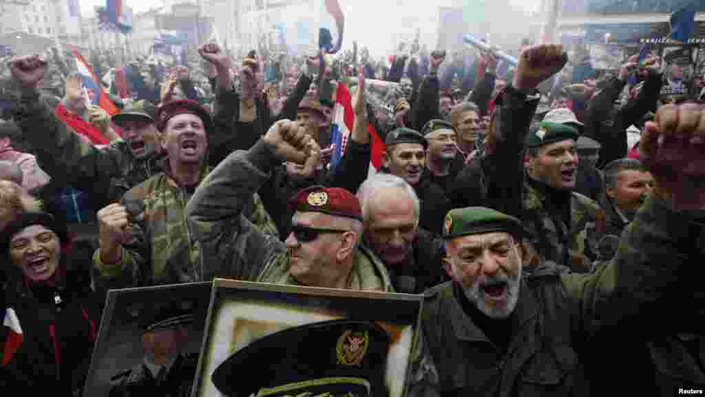 Hrvatska - Slavlje u Zagrebu nakon oslobađajuće presude za generale, 16. novembar 2012. Foto: REUTERS / Antonio Bronić