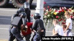 Задержание у стихийного мемориала на месте гибели манифестанта возле станции метро «Пушкинская» в Минске.