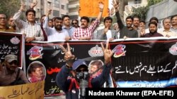 په تېرو کلونو کې په پاکستان کې خبریالانو پر رسنیو د محدودیتونو او د خبریالانو د ورکولو او ځورونو ضد مظاهرې کړې دي - پخوانی انځور.