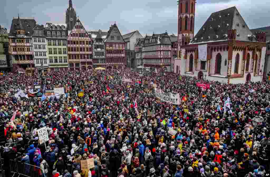 Sute de mii de oameni au protestat weekendul trecut în Germania împotriva partidului de extremă dreaptă Alternativa pentru Germania (AfD). Imagine de la Frankfurt, 20 ianuarie 2024. 