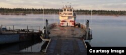 Баржа "Россия" доставляет легковые и грузовые автомобили из Усинска "в Россию"