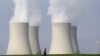 Turnurile de răcire de la centrala nucleară Temelin din Republica Cehă. 