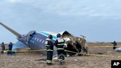 Cпасатели на месте крушения самолета Embraer 190 Azerbaijan Airlines. Актау, 25 декабря 2024 года. Фото пресс-службы МЧС Казахстана
