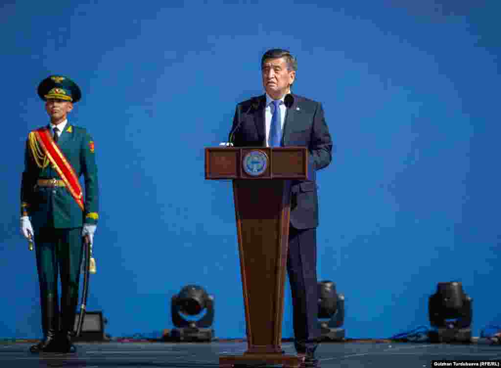 Президент Сооронбай Жээнбеков, выступая перед собравшимися, призвал народ к единству. 