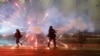 Vatromet eksplodira usred sukoba policije i opozicionih demonstranata u glavnom gradu Gruzije, Tbilisiju.