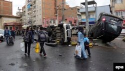 Residents of the Baglar district carry their belongings as they leave after clashes between Turkish special forces and militants of the outlawed Kurdistan Workers Party (PKK) in Diyarbakir, Turkey, on March 15.
