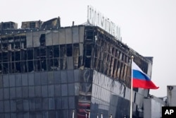 Будівля «Крокус Сіті Хол», де стався масовий розстріл людей, пролунали вибухи, зайнялася пожежа і обвалився дах. Підмосков'я. Росія. 23 березня 2024 року