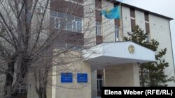 Здание Октябрьского районного суда города Караганды, где рассматривалось уголовное дело в отношении предполагаемых участников «Таблиги Джамаат». 12 марта 2018 года. 