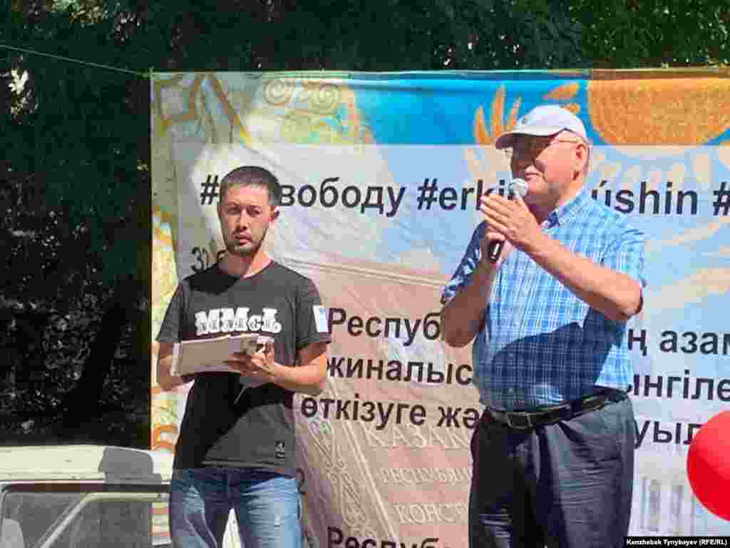 Журналист Рысбек Сарсенбай, бывший главный редактор газеты «Жас Алаш», выступая на акции, обратился к экс-президенту Нурсултану Назарбаеву, сложившему в марте президентские полномочия, но удерживающему в руках значительную власть. - Аксакал, вы 30 лет сидите на шее народа. Слезьте, теперь уже навсегда, уйдите из власти полностью, - заявил Сарсенбай. - Заберите с собой МВД и прокуратуру, привлекающих к административной ответственности людей, вышедших на мирные собрания, и даже тех, кто, находясь дома, только собирался выйти. Они нам не нужны. Нам нужна свобода! 