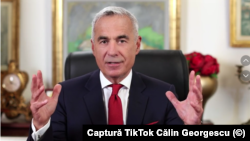 Captură de ecran dintr-un clip social media cu așa-numitul candidat indepedent, Călin Georgescu. El susține o sumă de idei controversate dpdv economic sau științific. Dar și idei politice cu verificate: idei fasciste și comuniste. Aplicarea lor a făcut milioane de victime. 