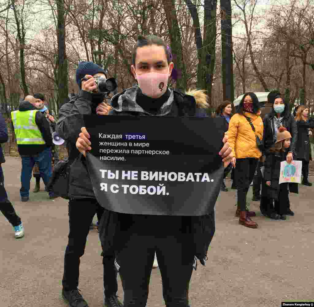 По данным ООН, в Казахстане ежегодно от домашнего насилия умирает около 400 женщин. Согласно статистике министерства внутренних дел Казахстана, за первые восемь месяцев прошлого года в полицию поступило 130 тысяч жалоб на домашнее насилие, но возбуждено всего 2 500 уголовных и 30 000 административных дел. 