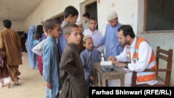 د خیبر د بې کوره شویو کډوالو ماشومان ډاکټر ته د خپل علاج لپاره راغلي ديږ
