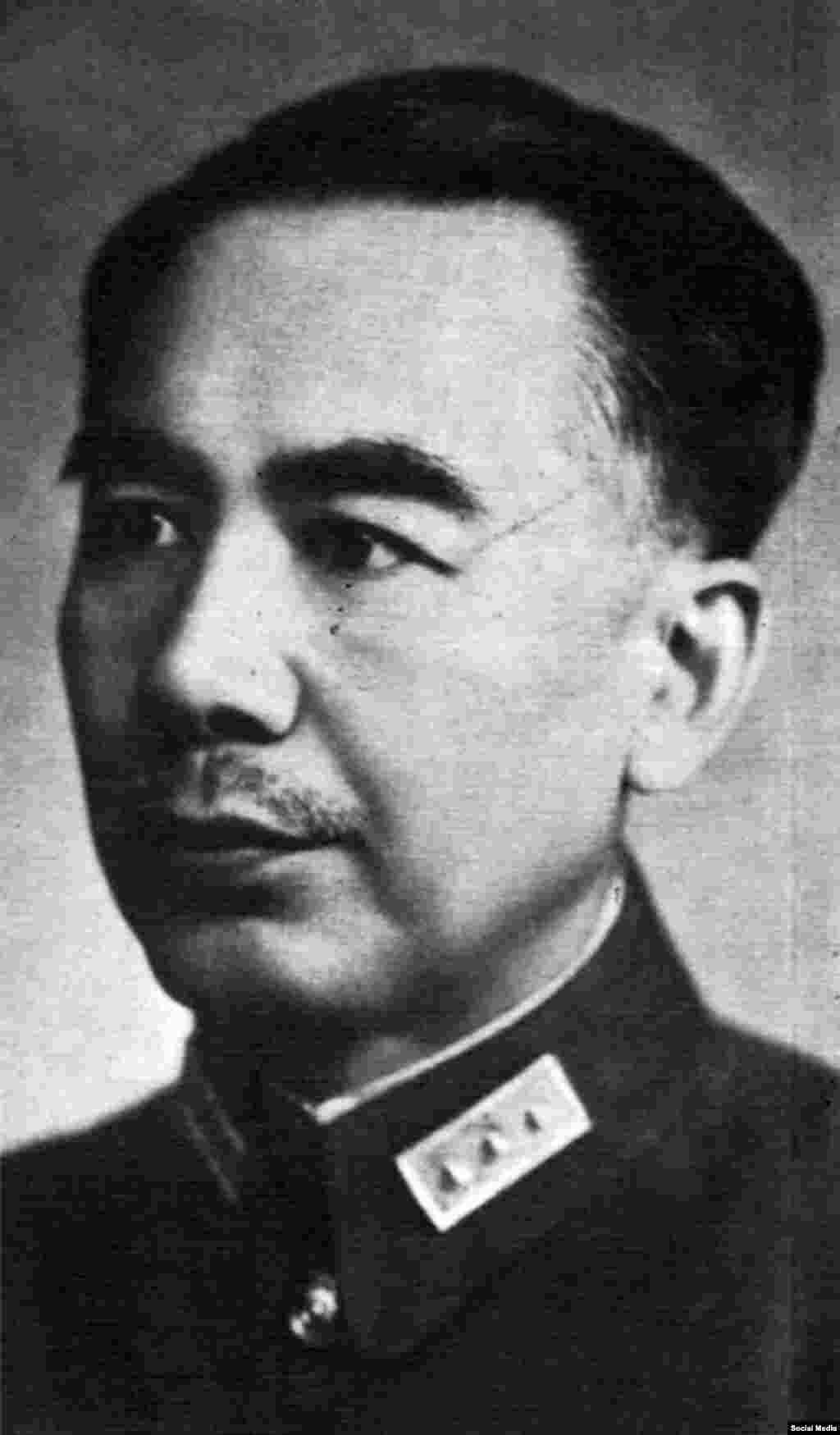 Үрүмчүнүн акими (дубан), теги кытайлык Шэн Шицай. 1933-41-жж. Иосиф Сталин анын бийлигин чыңдап берген. 