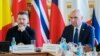 Președintele Ucrainei, Volodimir Zelenski, și președintele interimar al României, Ilie Bolojan la primul summit organizat de Londra privind Ucraina, la o zi de la conflictul din Biroul Oval. 