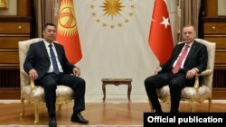Туркия президенти Ражаб Тоййиб Эрдўғон (ў) ва Қирғизистон президенти Садир Жапаров (ч)