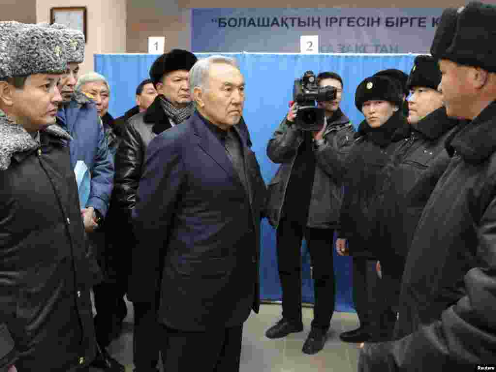 16 декабря 2011 года забастовка нефтяников в городе Жанаозене Мангистауской области была подавлена силой, погибли 16 человек. После Жанаозенских событий президент Казахстана отправился с официальным визитом в Германию. В ответе на вопрос немецкого журналиста о Жанаозене он высказался в защиту действий полиции. Назарбаев сказал: - Что бы делали в Германии, если бы несколько молодых людей, к тому же пьяных, пошли бы на День независимости и начали бить людей, обижать детей, кидаться микрофонами и избивать полицейских, которые присутствовали только в малом количестве? Позже по «Жанаозенскому делу» осудили около 30 нефтяников и активистов по обвинению «в организации массовых беспорядков», нескольких местных чиновников и сотрудников полиции за «превышение служебных полномочий». На фото: Нурсултан Назарбаев с полицейскими в Жанаозене. 22 декабря 2011 года. 