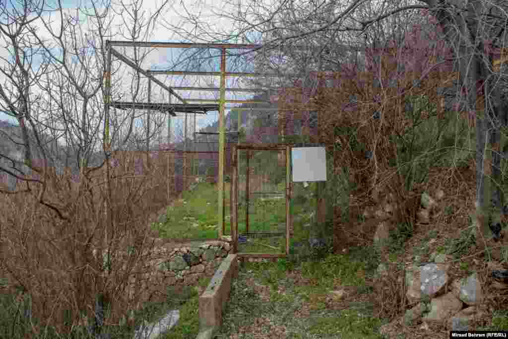 Kafez u sklopu Eko centra Blagaj, u kojem su čuvali bjeloglave supove. Iz Centra najavljuju da, uprkos dva slučaja trovanja tih životinja, neće odustati od nabavke novih ptica i pokušaja njihovog povratka u hercegovačko stanište.