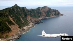 Ovim ostrvima upravlja Japan od 1972, ali i Tokio i Peking tvrde da im pripadaju polažući prava koja sežu daleko u istoriju (na fotografiji japanski avion pored jednog od ostrva)