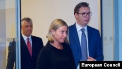 Briselski dijalog jedan od uslova za evropske integracije: Hašim Tači, Federika Mogerini i Aleksandar Vučić, Brisel, avgust 2017.
