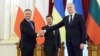 Володимир Зеленський (у центрі) зустрівся з Анджеєм Дудою (ліворуч) та Гітанасом Науседою в Києві 23 лютого