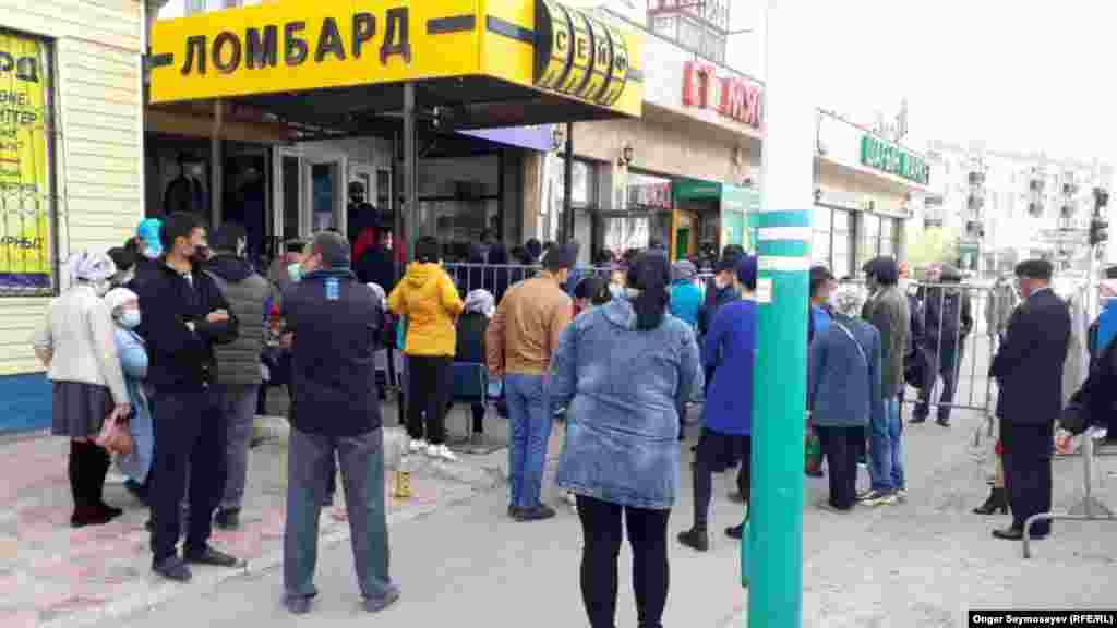 В Кызылорде около 30 отделений Казпочты. Почти у каждого стоят толпы. 6 апреля 2020 года. 