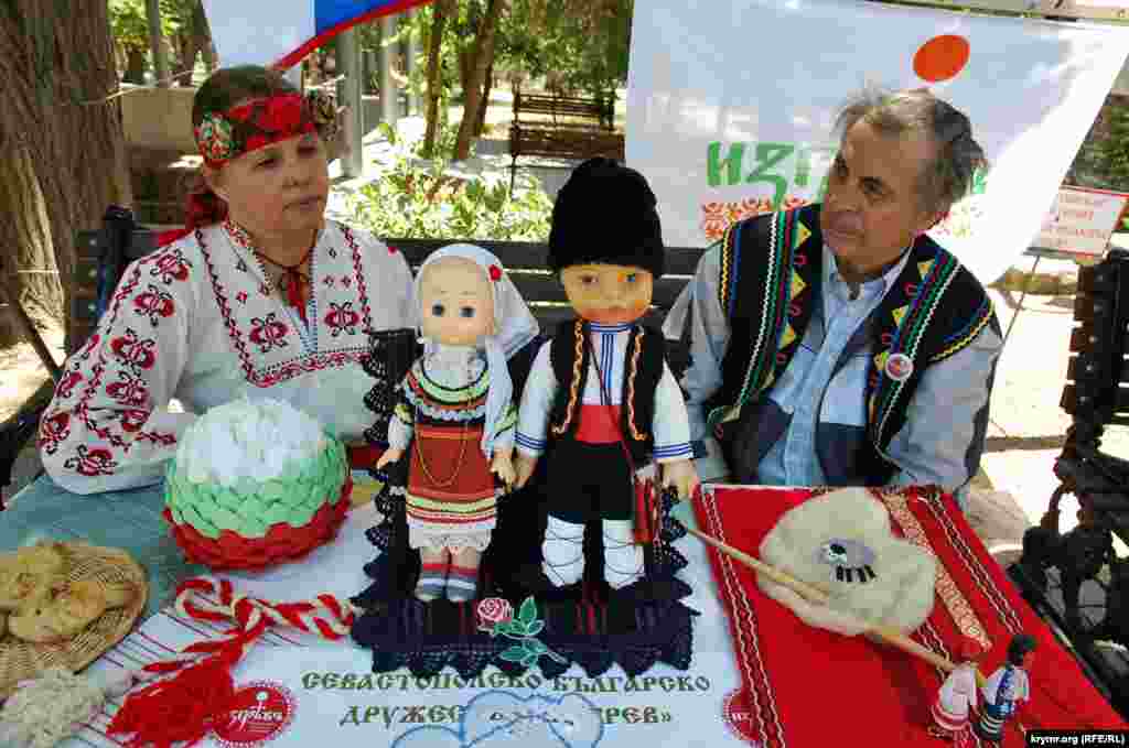 Болгарское национально-культурное общество Севастополя «Изгрев» представило на фестивале славянской культуры куклы в национальных болгарских костюмах