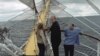 Vladimir Putin și fiicele sale în timpul unei plimbări pe mare, în 2002, în teritoriul maritim al Rusiei. În toate fotografiile difuzate de presa de stat, chipurile celor două nu sunt vizibile.