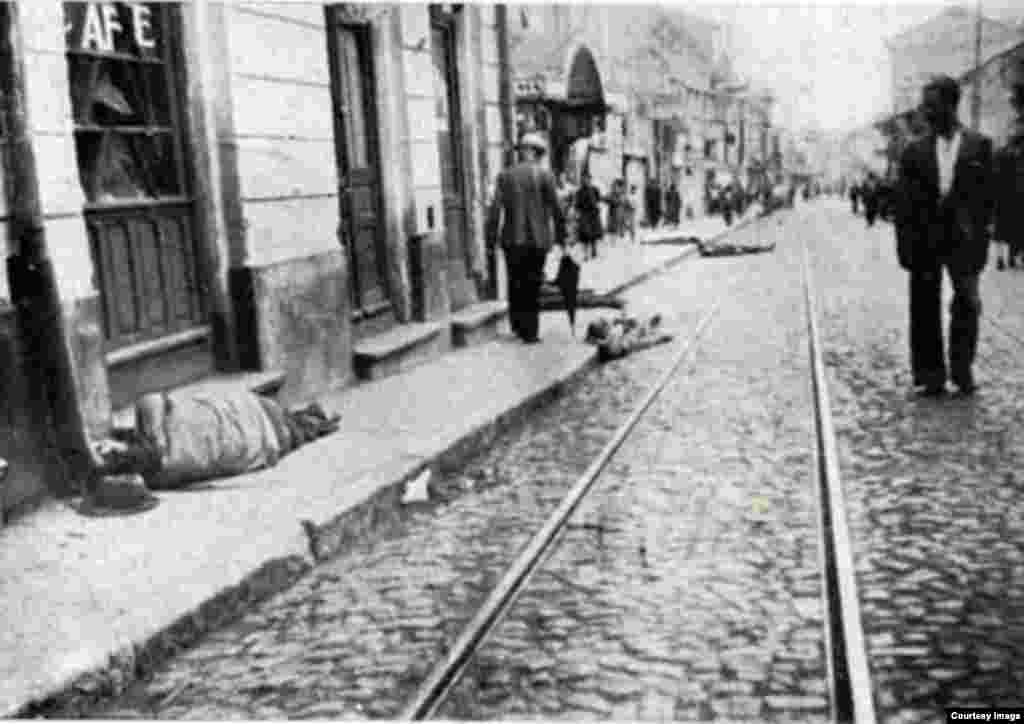 În 1941, Iaşul era deja un oraş cu lungă tradiţie antisemită, spune istoricul Adrian Cioflâncă. Aici au fost fondate toate cele trei mari formaţiuni xenofobe din perioada interbelică: „Liga Apărării Naţional Creştine”, a lui A.C. Cuza, „Legiunea Arhanghelului Mihail”, a lui C. Z. Codreanu, şi Partidul Naţional Creştin, constituit prin fuziune, de formaţiunile conduse de O. Goga şi A.C. Cuza.