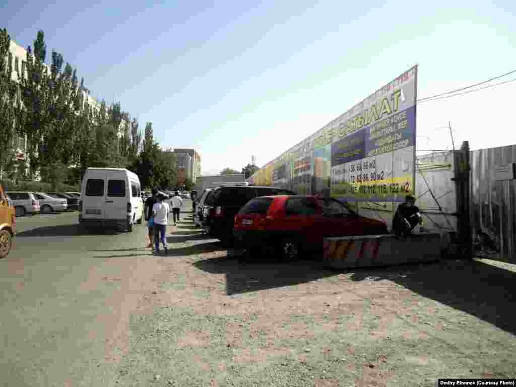 Но не только парковки – враги тротуаров, есть еще стройки. Сейчас уже мало кто помнит, как выглядела улица Шопокова до того, как напротив ЦУМа началось бесконечно долгое строительство. В результате исчез тротуар, но появилась парковка.