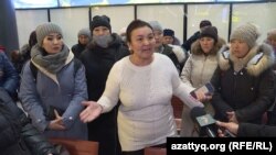 Уборщица международного аэропорта имени Нурсултана Назарбаева Улжан Тельгозина (на переднем плане) во время акции протеста за улучшение условий труда. Нур-Султан, 7 февраля 2020 года.