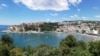 Ove godine cijene su 8 eura za gornji red, za srednji 10, a za baldahine 20 eura (plaža u Ulcinju)