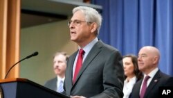 Генеральний прокурор США Меррік Гарланд заявив, що звинувачення проти чотирьох «пов’язаних з Росією військовослужбовців» є першими, які були висунуті відповідно до американського закону про воєнні злочини