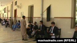 د بلوچستان های کورټ یو شمېر وکیلان د مقدمو تر اورېدنو مخکې په انتظار ناست دي - انځور له ارشیفه. 