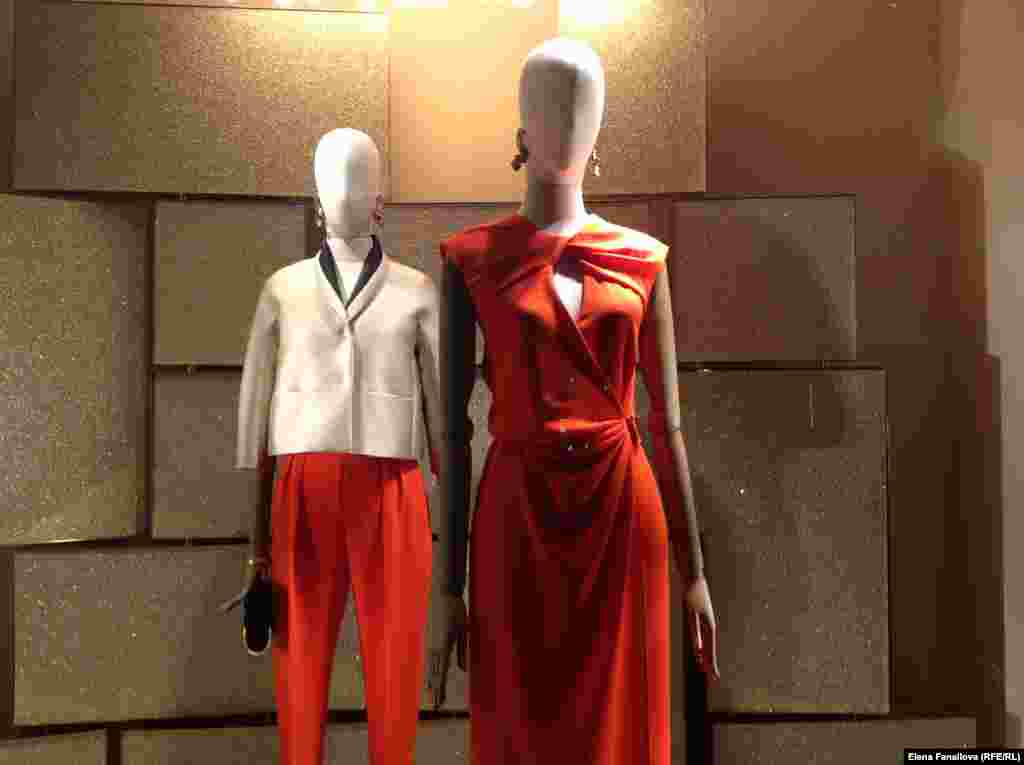 MaxMara – золотой фон