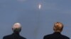 Mike Pence și Donald Trump la lansarea rachetei SpaceX Falcon, Cape Canaveral, Florida, 30 mai, 2020.