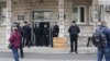 Transparent ispred zgrade MUP-a HNK tokom protestnog okupljanja zbog "policijske brutalnosti" u Mostaru, (12. april)