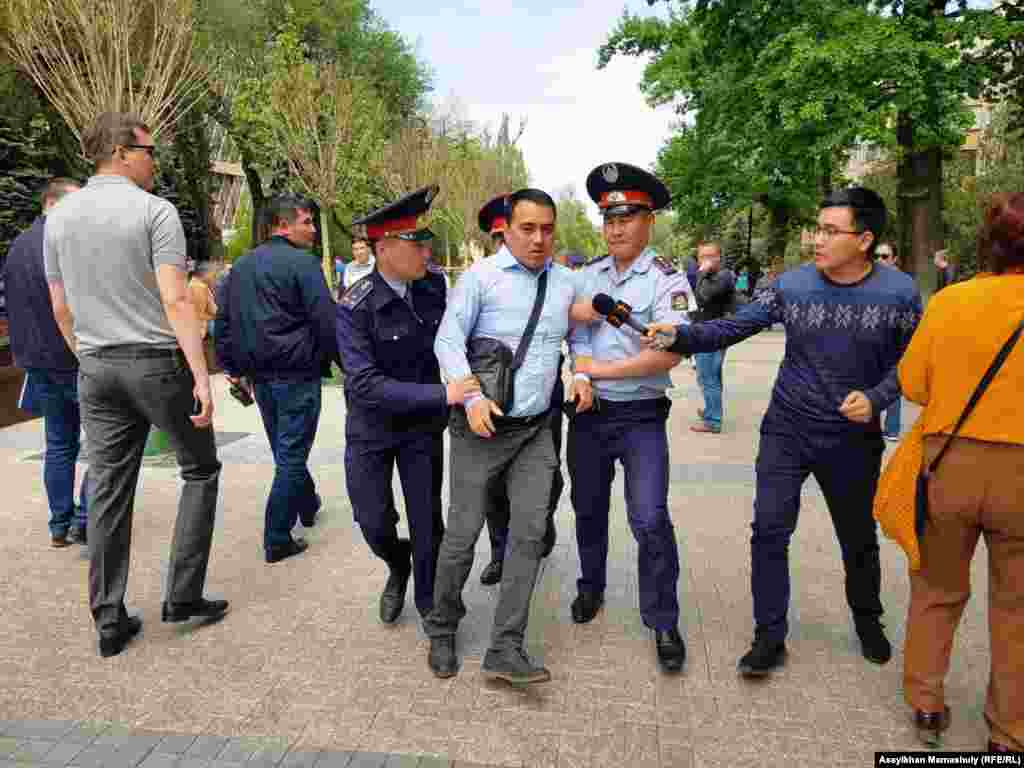 В Алматы участники протестов требовали «освободить политических заключенных», называя фамилии бывшего главы компании «Казатомпром» Мухтара Джакишева, бизнесмена Искандера Еримбетова, осуждённого по делу о Шаныракских событиях Арона Атабека и других.
