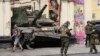 Танк в воротах Ростовского цирка