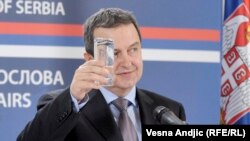 Zašto Ivica Dačić peva u radno vreme i u zvaničnim prigodama?