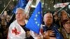 Протестувальники біля будівлі парламенту під час демонстрації проти законопроєкту про «іноагентів» у Тбілісі, Грузія, 17 квітня 2024 року