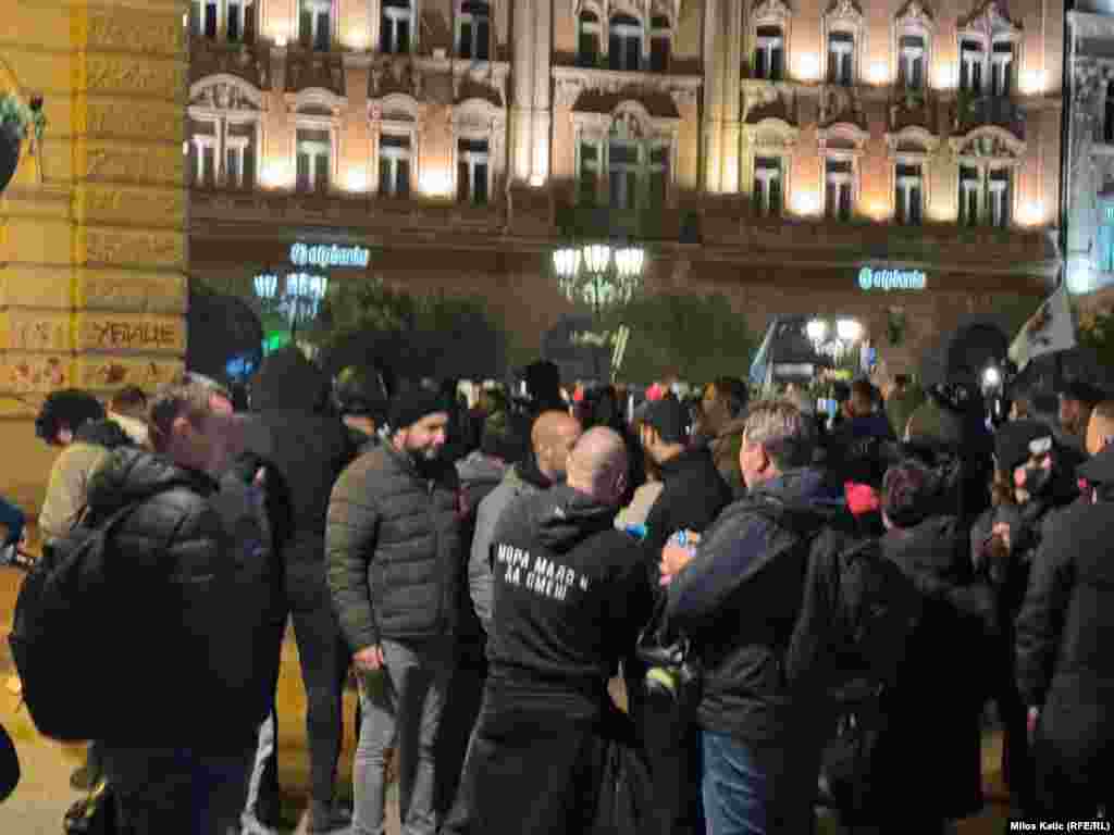Opozicioni odbornik iz pokreta "Bravo" Miran Pogačar izjavio je da njemu i njegovim kolegama policija nije dozvolila da uđu u prostorije Gradske kuće i predaju zahteve protesta. Demonstranti, koji su se okupili na poziv parlamentarnih opozicionih stranaka i udruženja građana, traže ostavke premijera Srbije Miloša Vučevića i gradonačelika Novog Sada Milana Đurića, kao i hitno hapšenje i kažnjavanje odgovornih za nesreću na Železničkoj stanici. Traže i uvid javnosti u ugovor sa kineskim konzorcijumom, koji je rekonstruisano stanicu.