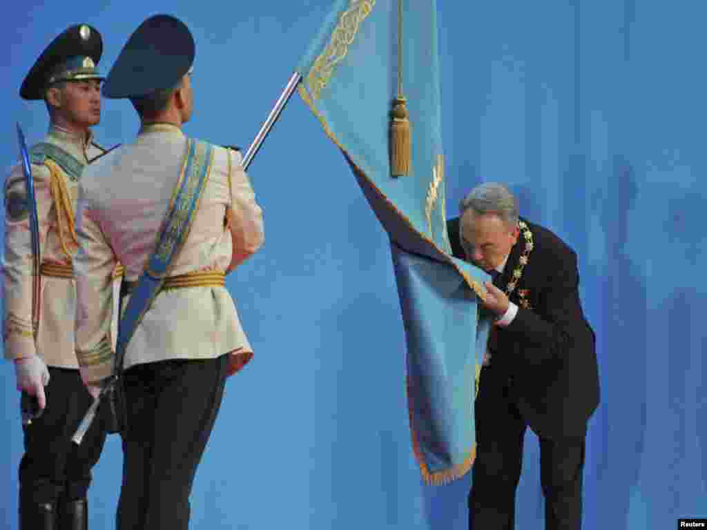 Нурсултан Назарбаев, переизбранный на пост президента Казахстана на следующий срок, на церемонии присяги. По данным Центральной избирательной комиссии Казахстана, он получил более 95 процентов голосов избирателей, принимавших участие в выборах, состоявшихся 3 апреля 2011 года. Астана, 8 апреля 2011 года. 