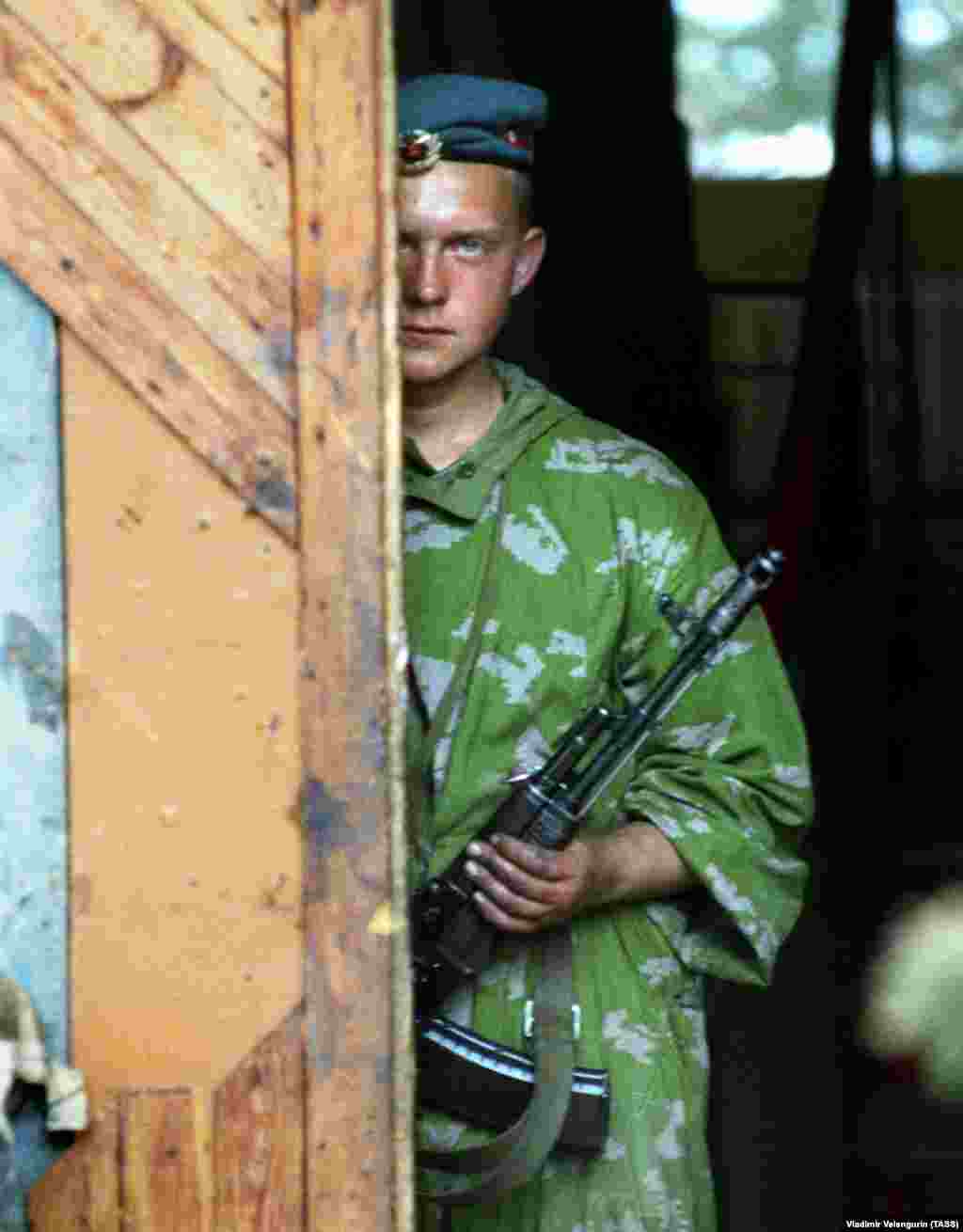 Российский десантник в Абхазии. Участие России в этом конфликте вообще было неоднозначным. С одной стороны, Россия публично поддержала Грузию; с другой - к абхазским военным присоединились многие российские военнослужащие. Некоторые доклады свидетельствуют, что, пока Россия одной рукой снабжала грузинские войска оружием, другой она бомбила позиции грузин в Сухуми. 