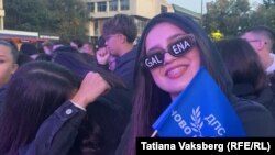 Момиче с очила с надпис "Галена" на заключителния митинг на "ДПС - Ново начало" в Кърджали, 25 октомври 2024. В събитието участваха попфолк звездите Галена и Азис.