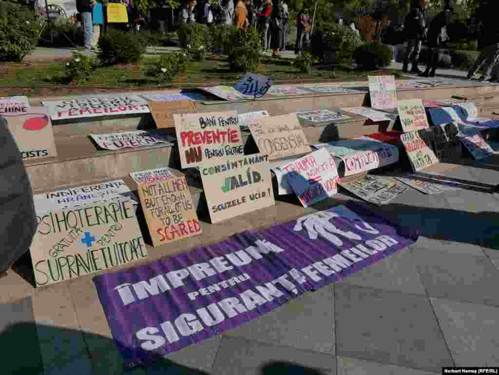 Pancarte pe treptele Teatrului Național. Prin Marșul pentru siguranța femeilor se dorește o lume în care fetele și femeile să trăiască în siguranță, în care violența de gen să fie descurajată și sancționată. 